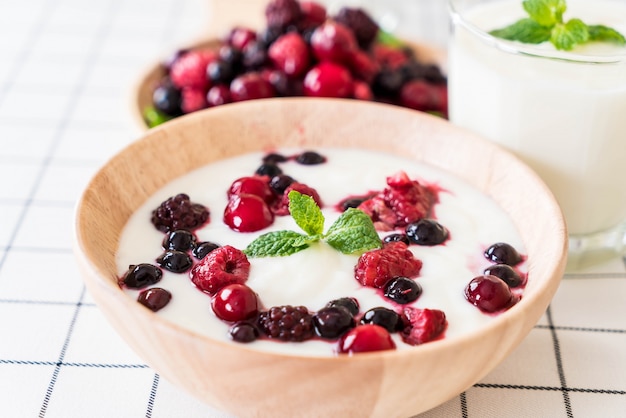 Joghurt mit gemischten Beeren