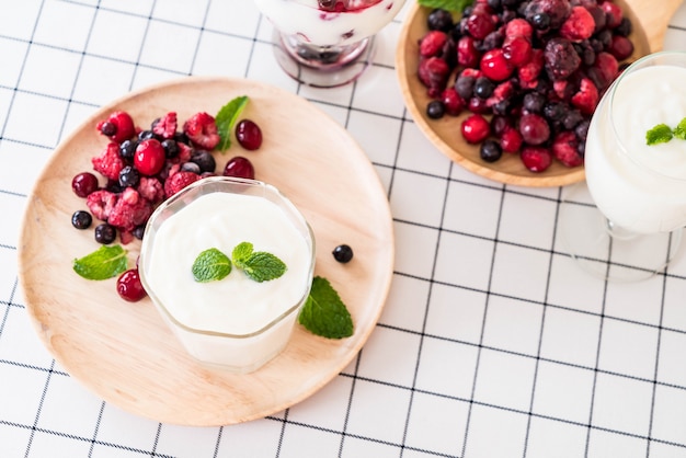 Joghurt mit gemischten Beeren