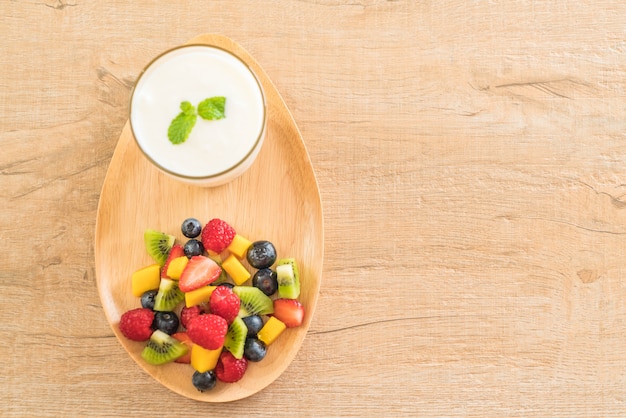 Joghurt mit gemischten Früchten