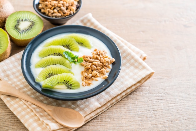 Joghurt mit Kiwi und Müsli