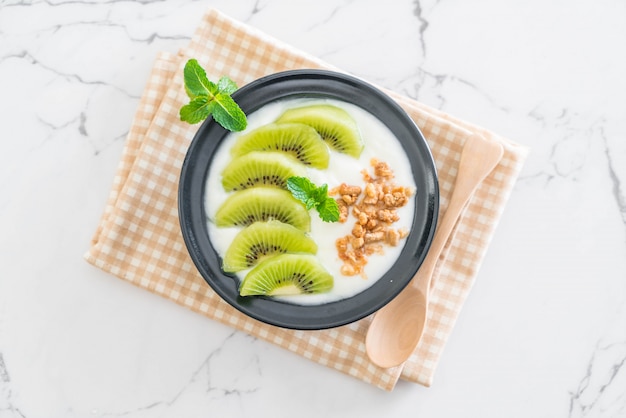 Joghurt mit Kiwi und Müsli