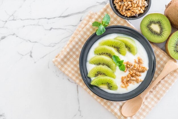 Joghurt mit Kiwi und Müsli