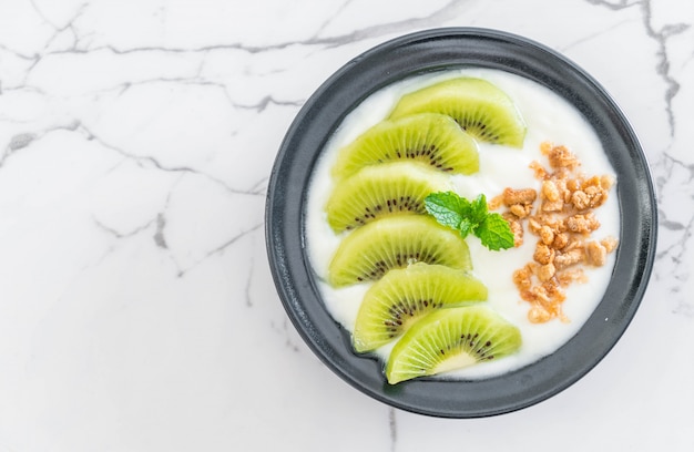 Joghurt mit Kiwi und Müsli