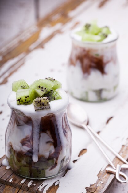 Joghurt mit Kiwi und Schokolade, in Gläsern zubereitet.