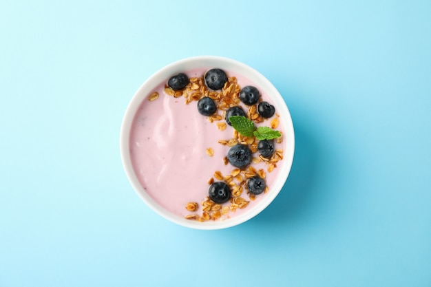 Joghurt mit Müsli, Heidelbeere und Minze auf Farbe