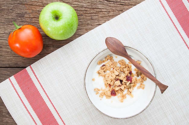 Joghurt mit Müsli in einer Schüssel