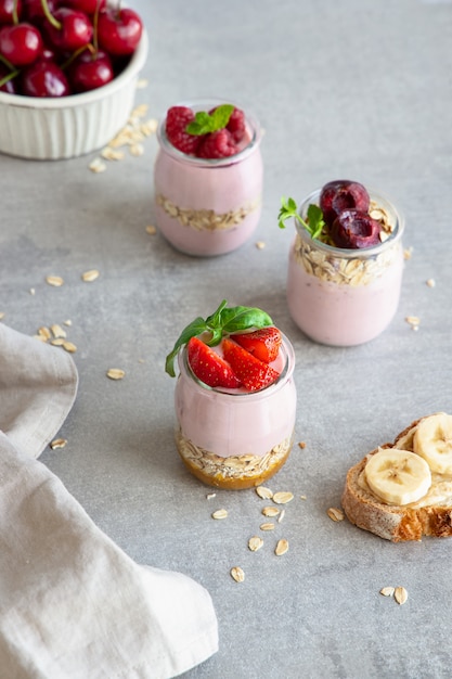 Joghurt mit Müsli und Beeren.