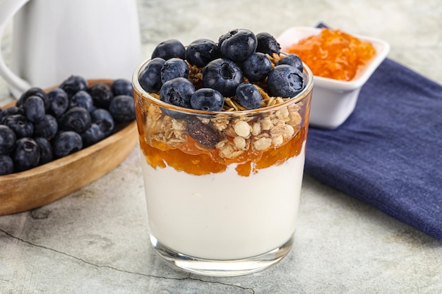 Joghurt mit Müsli und Blaubeeren für ein gesundes Frühstück