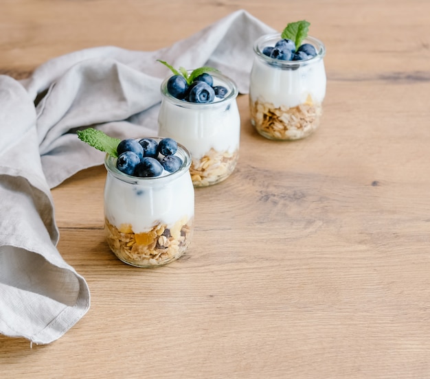 Joghurt mit Müsli und Blaubeeren