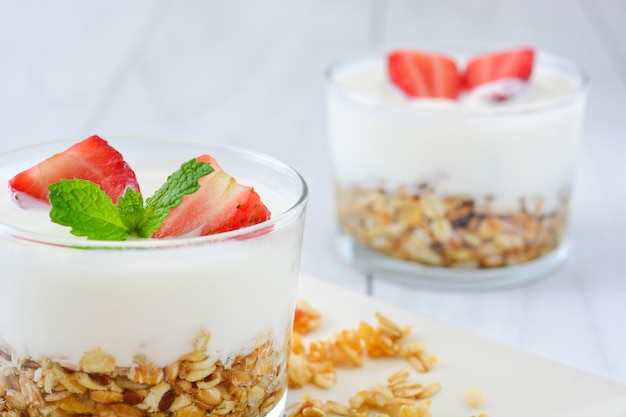 Joghurt mit Müsli und Erdbeeren