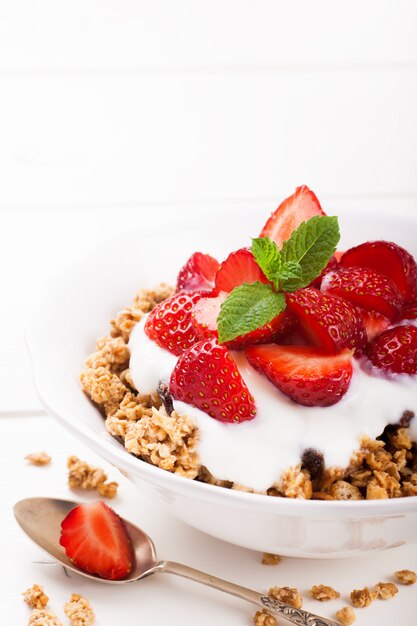 Joghurt mit Müsli und frischen Erdbeeren