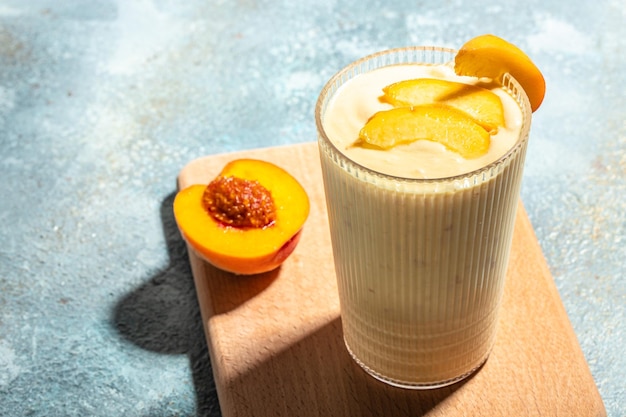 Joghurt mit Pfirsichen Sommerfrühstücksgetränk frisch gemischter Pfirsich-Smoothie-Platz für Text