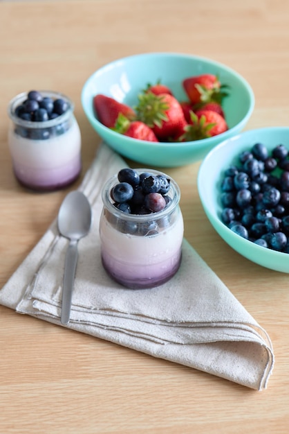 Joghurt mit Preiselbeeren und Erdbeeren gesundes Lebensmittelkonzept