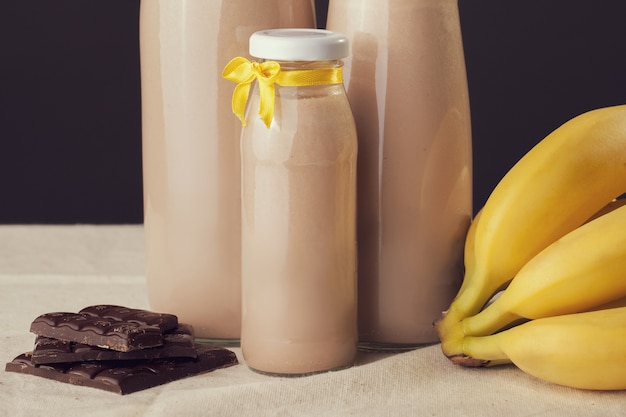 Joghurt mit Schokoladenbananengeschmack auf dem Tisch