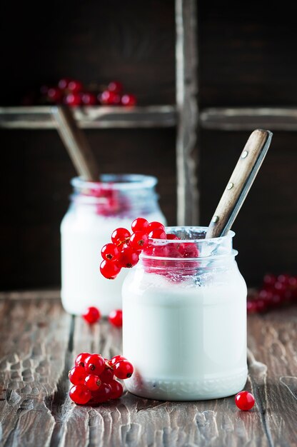 Joghurt mit süßer roter Johannisbeere