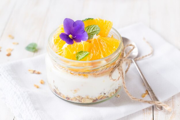 Joghurt, Müsli und Orange im Glas