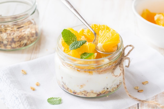 Joghurt, Müsli und Orange im Glas