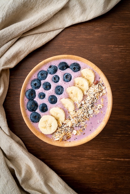 Joghurt- oder Joghurt-Smoothie-Bowl mit Blaubeere, Banane und Müsli. Gesunder Ernährungsstil