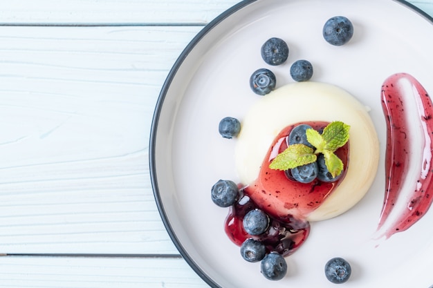 Joghurt Pudding mit frischen Blaubeeren