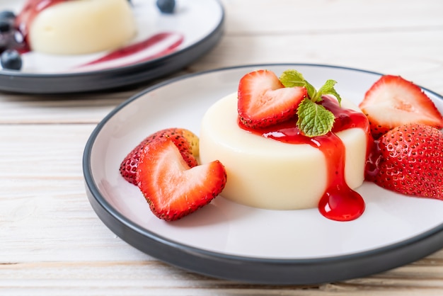 Joghurt Pudding mit frischen Erdbeeren