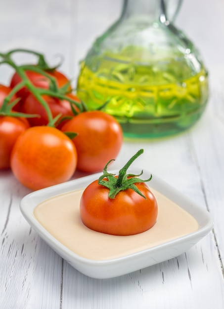 Joghurt-Tomatensauce mit frischen Tomaten und Olivenöl auf Hintergrund