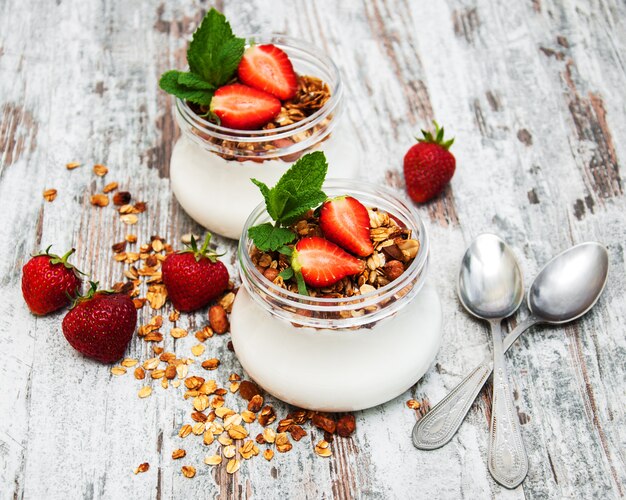 Joghurt und Müsli zum Frühstück