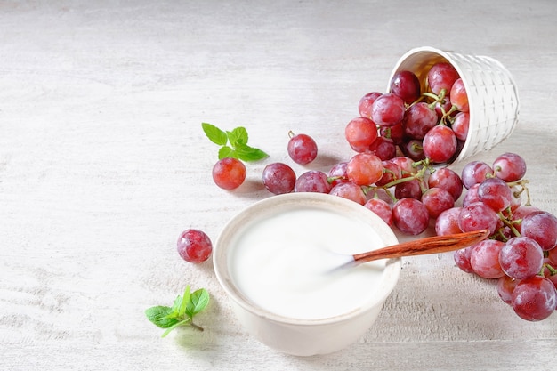 Joghurt und rote Trauben Gesundes Frühstück