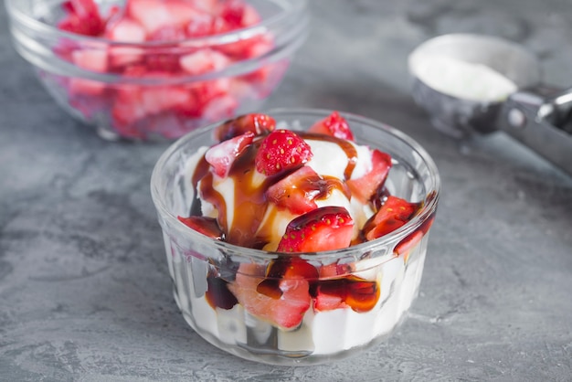 Joghurteis mit Erdbeeren und Süßigkeiten