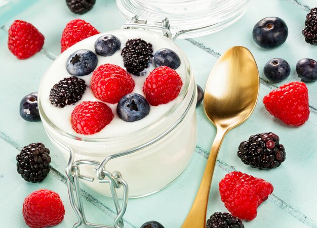 Joghurtglas mit Heidelbeeren, Brombeeren und Himbeeren.