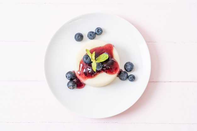 Joghurtpudding mit frischen Blaubeeren