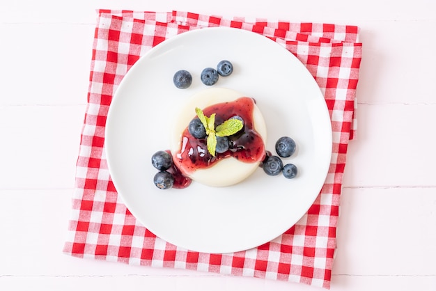 Joghurtpudding mit frischen Blaubeeren