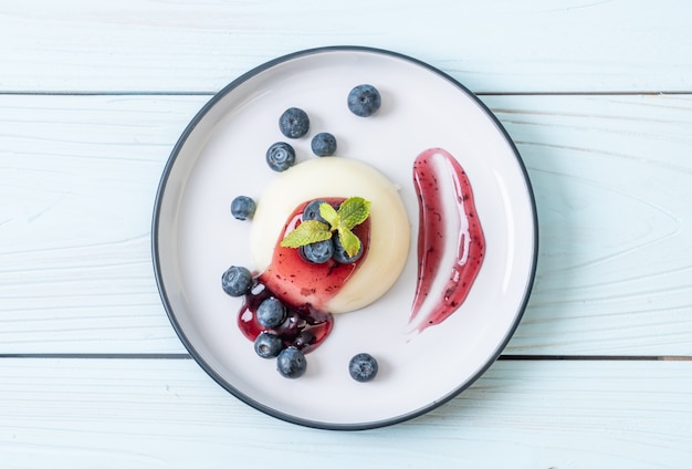 Joghurtpudding mit frischen Blaubeeren