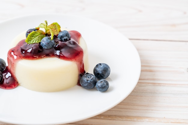 Joghurtpudding mit frischen Blaubeeren