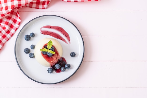 Joghurtpudding mit frischen Blaubeeren