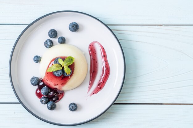 Joghurtpudding mit frischen Blaubeeren