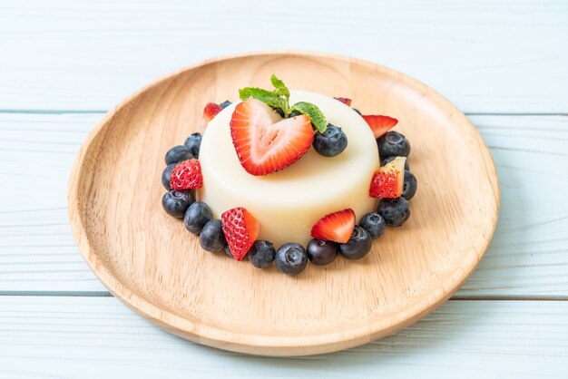 Joghurtpudding mit frischen Erdbeeren und Blaubeeren