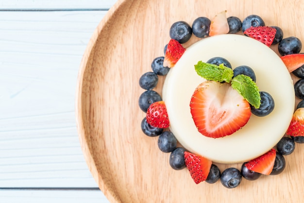 Joghurtpudding mit frischen Erdbeeren und Blaubeeren