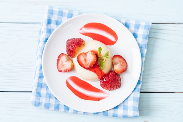 Joghurtpudding mit frischen Erdbeeren