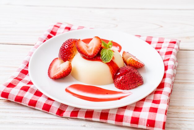 Joghurtpudding mit frischen Erdbeeren