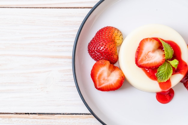 Joghurtpudding mit frischen Erdbeeren