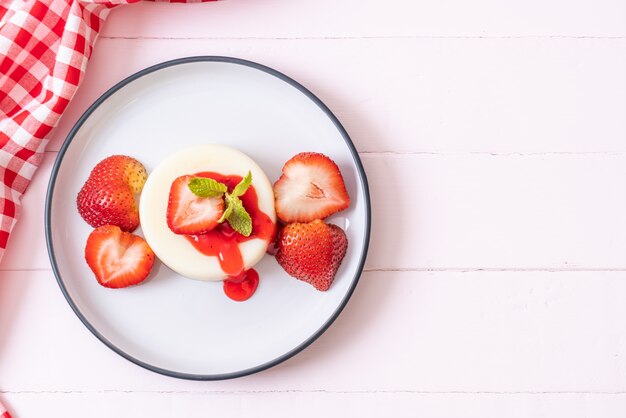 Joghurtpudding mit frischen Erdbeeren