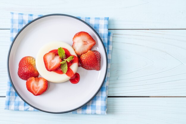 Joghurtpudding mit frischen Erdbeeren