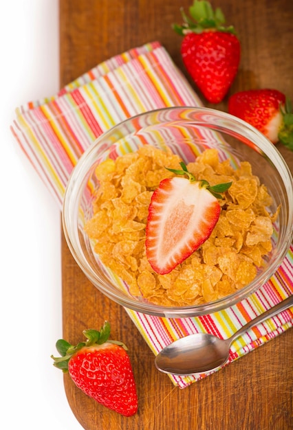 Joghurtschale mit frisch geschnittenen Erdbeeren und trockenen Cornflakes Traditionelles Cornflakes-Frühstückskonzept Konzept für gesunde Ernährung Essen und Gesundheit