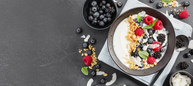 Joghurtschüssel mit frischen beeren