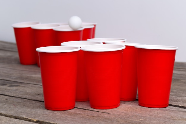 Foto jogo beer pong na mesa de madeira