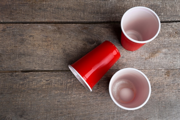 Jogo beer pong na mesa de madeira