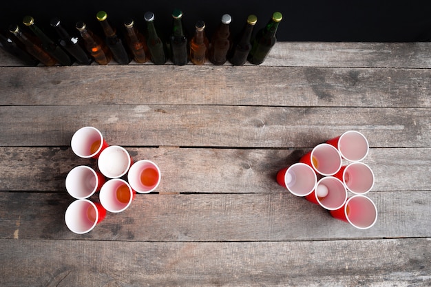 Jogo beer pong na mesa de madeira