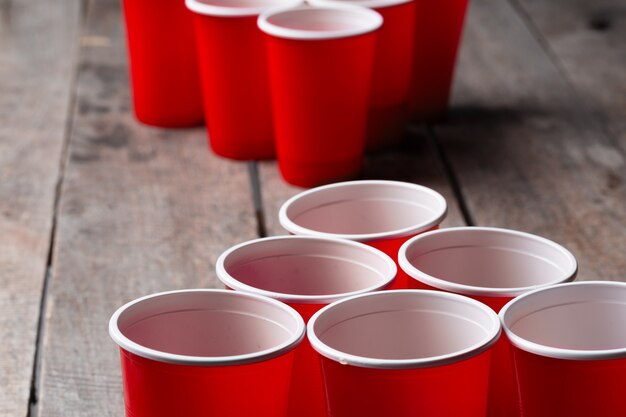 Jogo beer pong na mesa de madeira