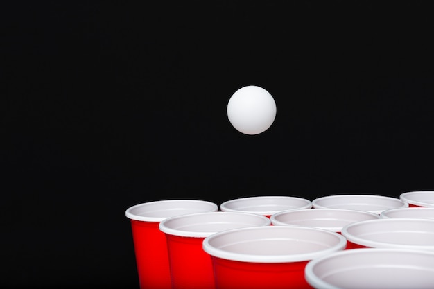 Jogo beer pong na mesa de madeira