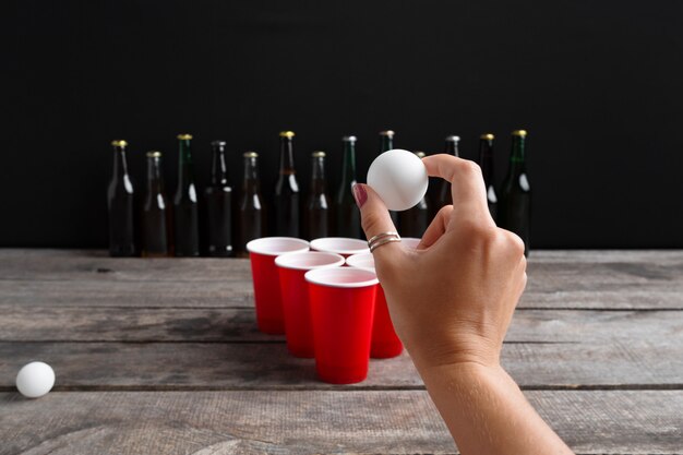 Foto jogo beer pong na mesa de madeira